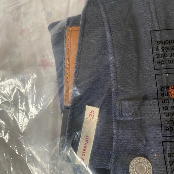 NEVER WORN Levi’s navy blue wedgie corduroys - Picture 4 of 4